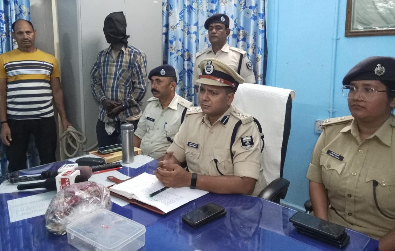 कैंची से पुलिसकर्मी का MURDER,SSP ने तत्काल कार्रवाई की..