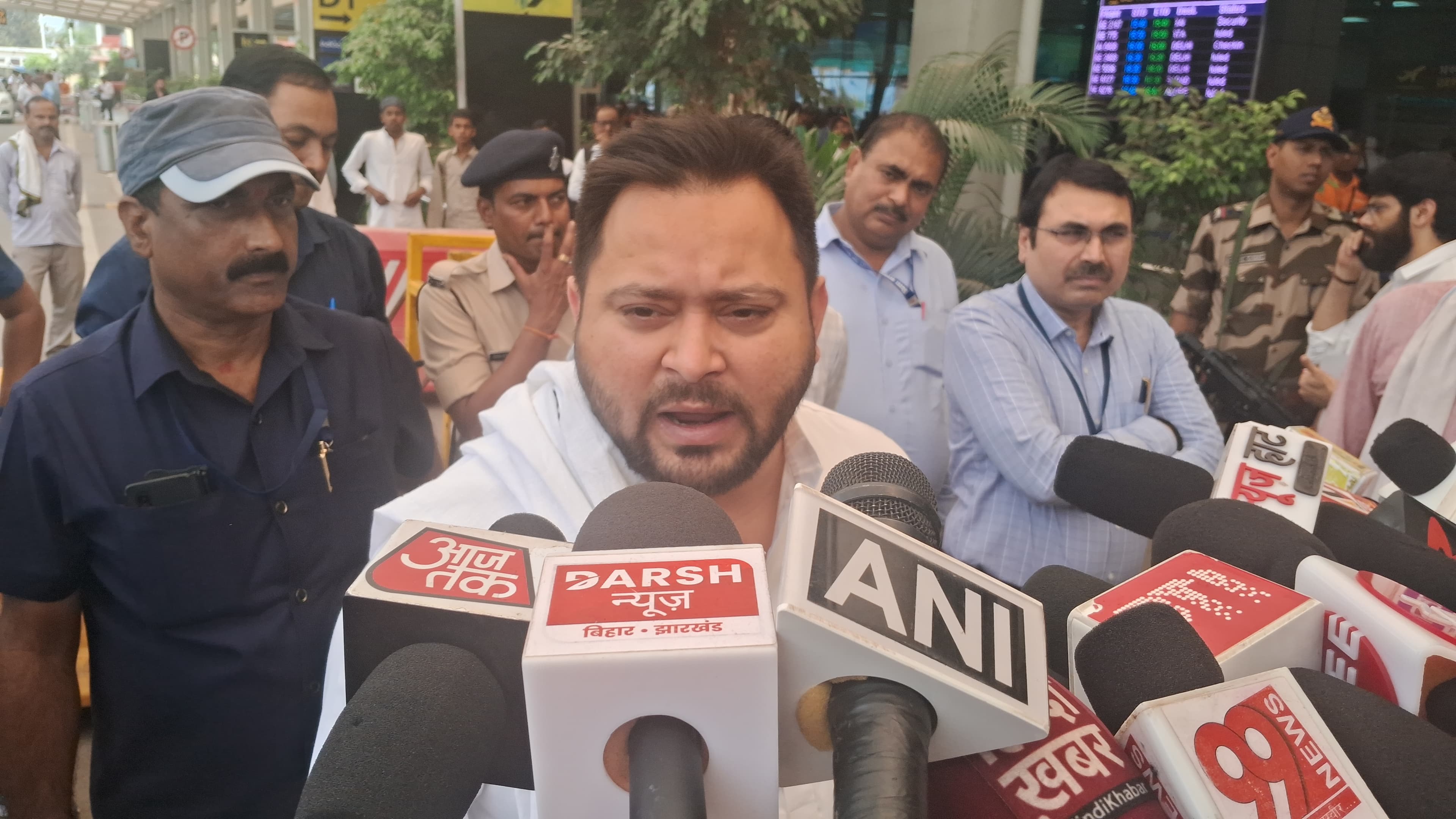 तेजस्वी सीएम और पीएम पर दिखे सॉफ्ट