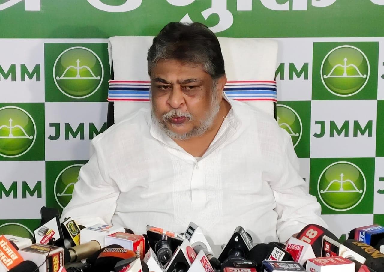 झारखंड में सरहुल पर्व के शोभायात्रा में निकाला गया भाजपा के खिलाफ़ विरोध झांकियां.....