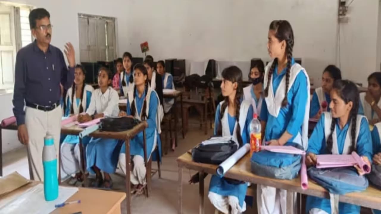 सक्षमता पास नियोजित शिक्षकों के लिए बड़ी खबर, जानिए कब बनेंगे राज्यकर्मी