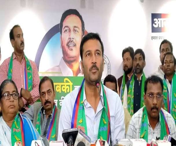 स्कूल ऑफ पॉलिटिक्स संस्थान के इलेक्शन ऑन व्हील्स कार्यक्रम में सुदेश महतो ने किया युवाओं से संवाद