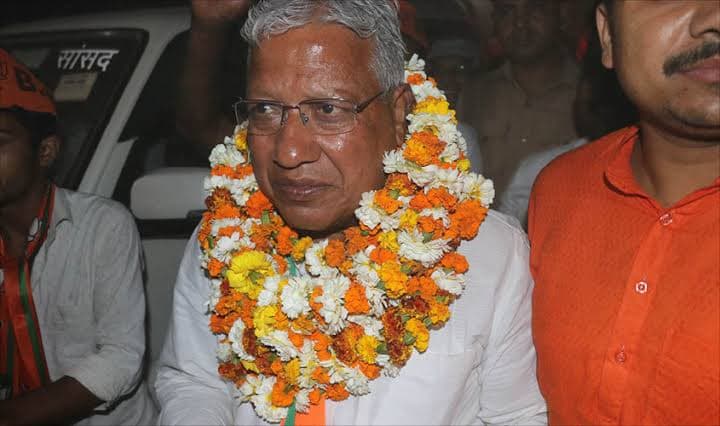 चतरा से एनडीए प्रत्याशी कालीचरण सिंह ने भरा नामांकन...