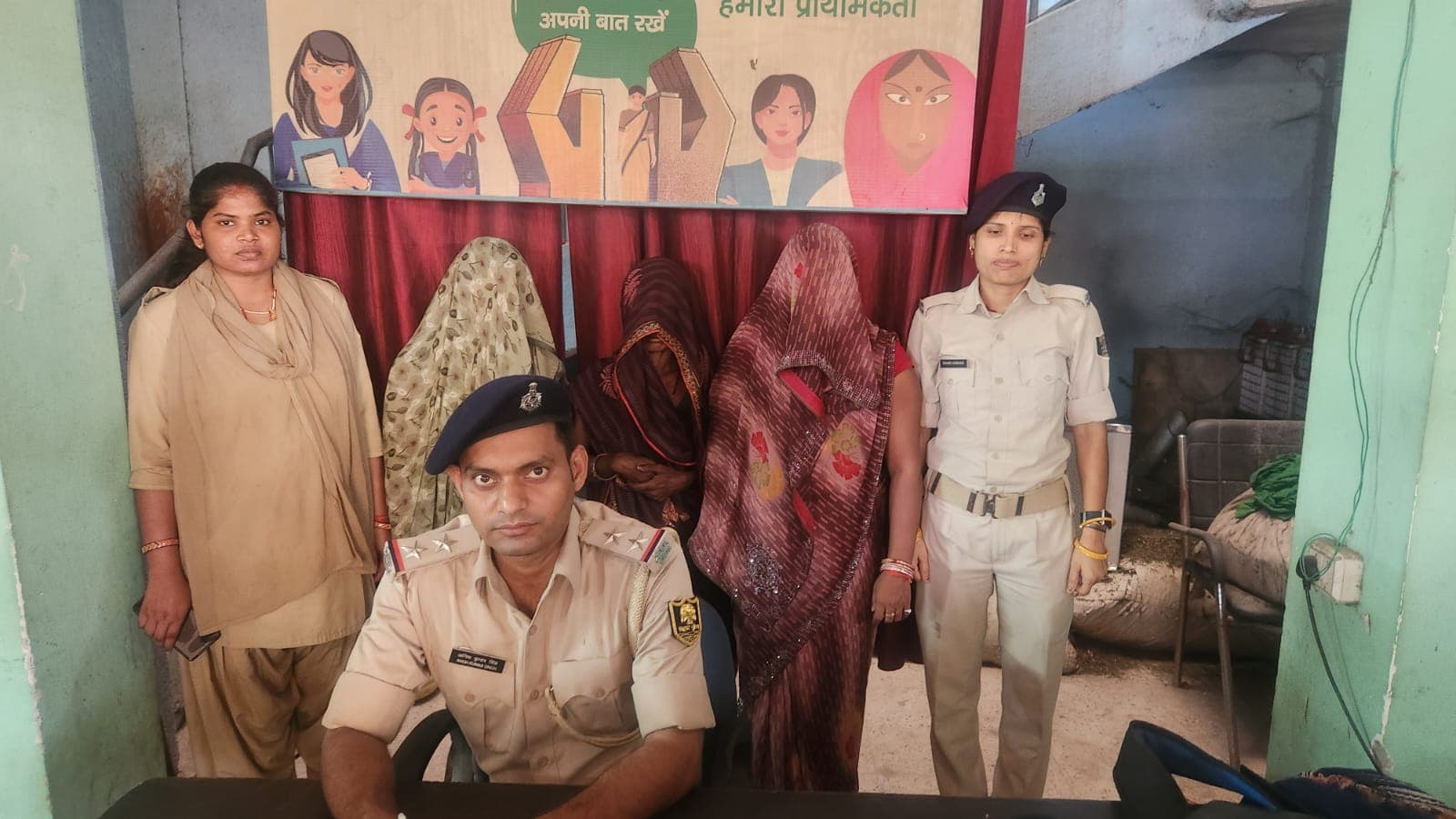 पटना की बख्तियारपुर पुलिस ने चेन स्नेचिंग महिला गिरोह को रंगे हाथ पकड़ा..