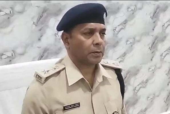 थाने का पूर्व निजी ड्राइवर पुलिस वर्दी में घूम रहा था बाजार, तभी हो गया एक्शन..