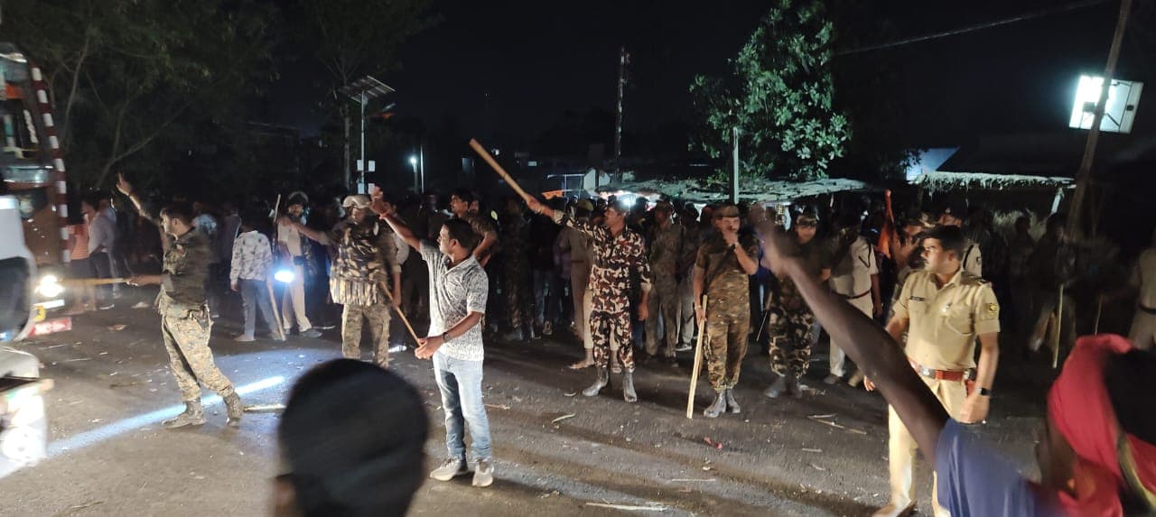 रामनवमी जुलूस में डीजे बजाने से रोकने पर दरभंगा पुलिस पर पथराव और सड़क जाम..