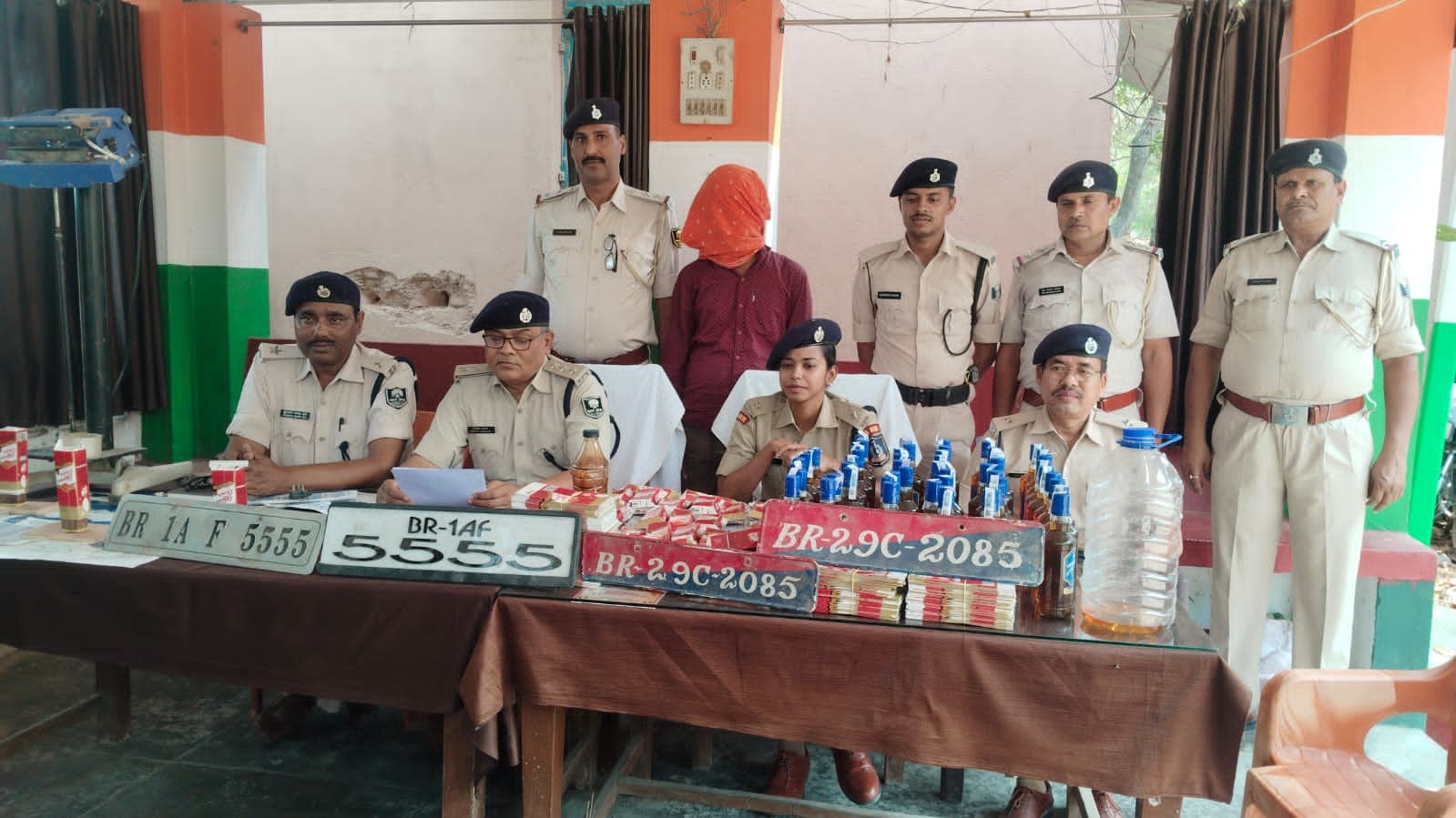 पुलिस गाड़ी के नंबर प्लेट का उपयोग करते हैं शराब माफिया, वैशाली पुलिस का खुलासा..