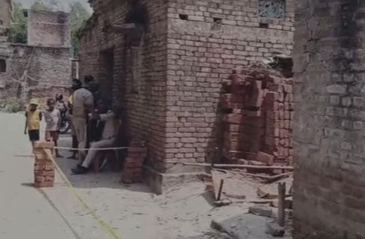 सनसनी :पूर्वी चंपारण जिले में एक घर में हुआ विस्फोट..