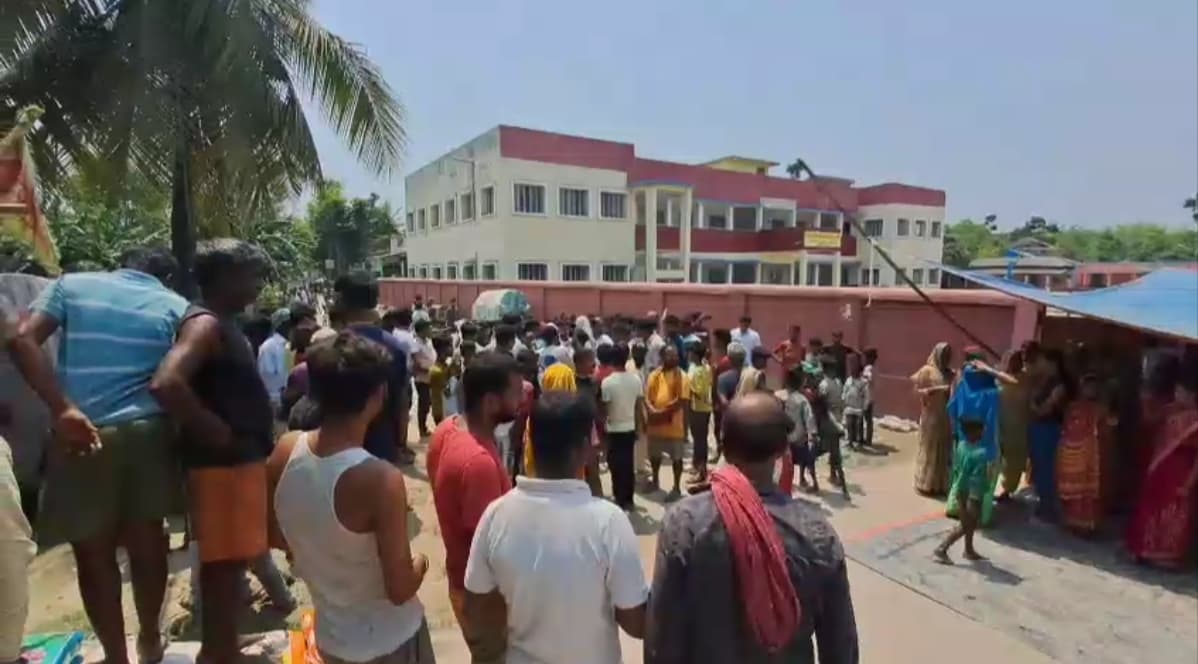 सुपौल में स्कूल में खाना बनाने के दौरान लगी आग, झुलसी रसोइया की मौत के बाद बवाल..