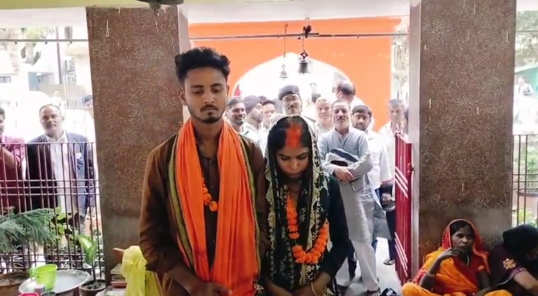 इवेंट मैनेजर की शादी में ना बैंड बाजा और ना बारात, बस माला पहनाकर...