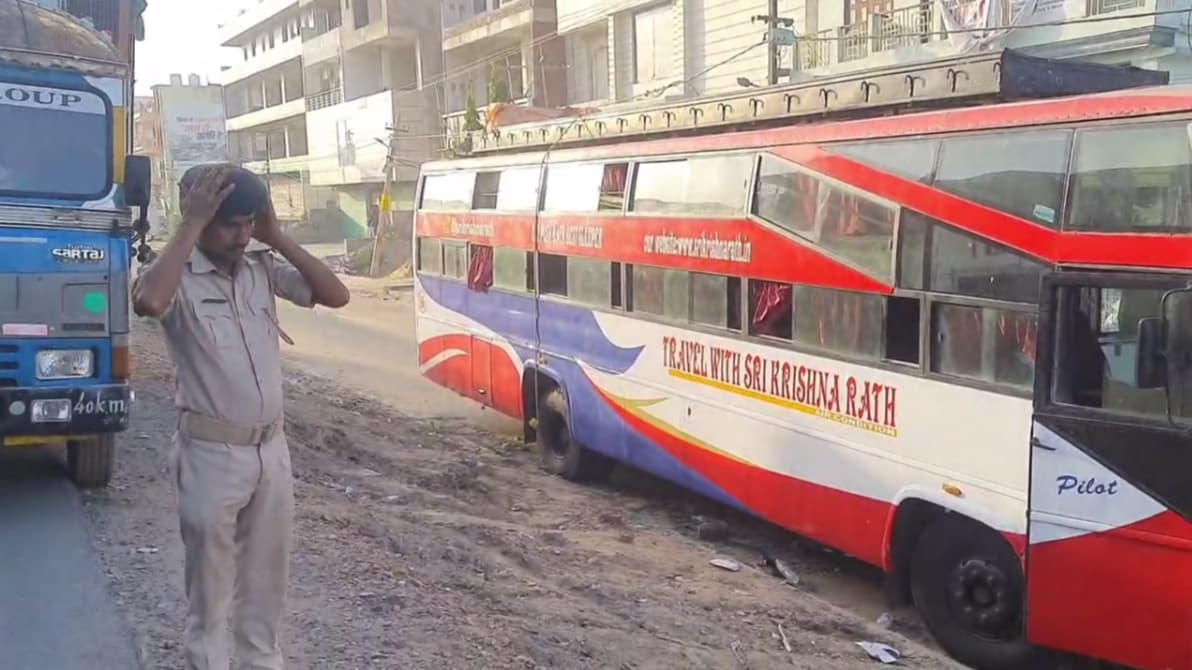 पटना में ड्राइवर की लापरवाही से बस पलटी, रिटायर्ड बीएसएफ इंस्पेक्टर के पत्नी की मौत..
