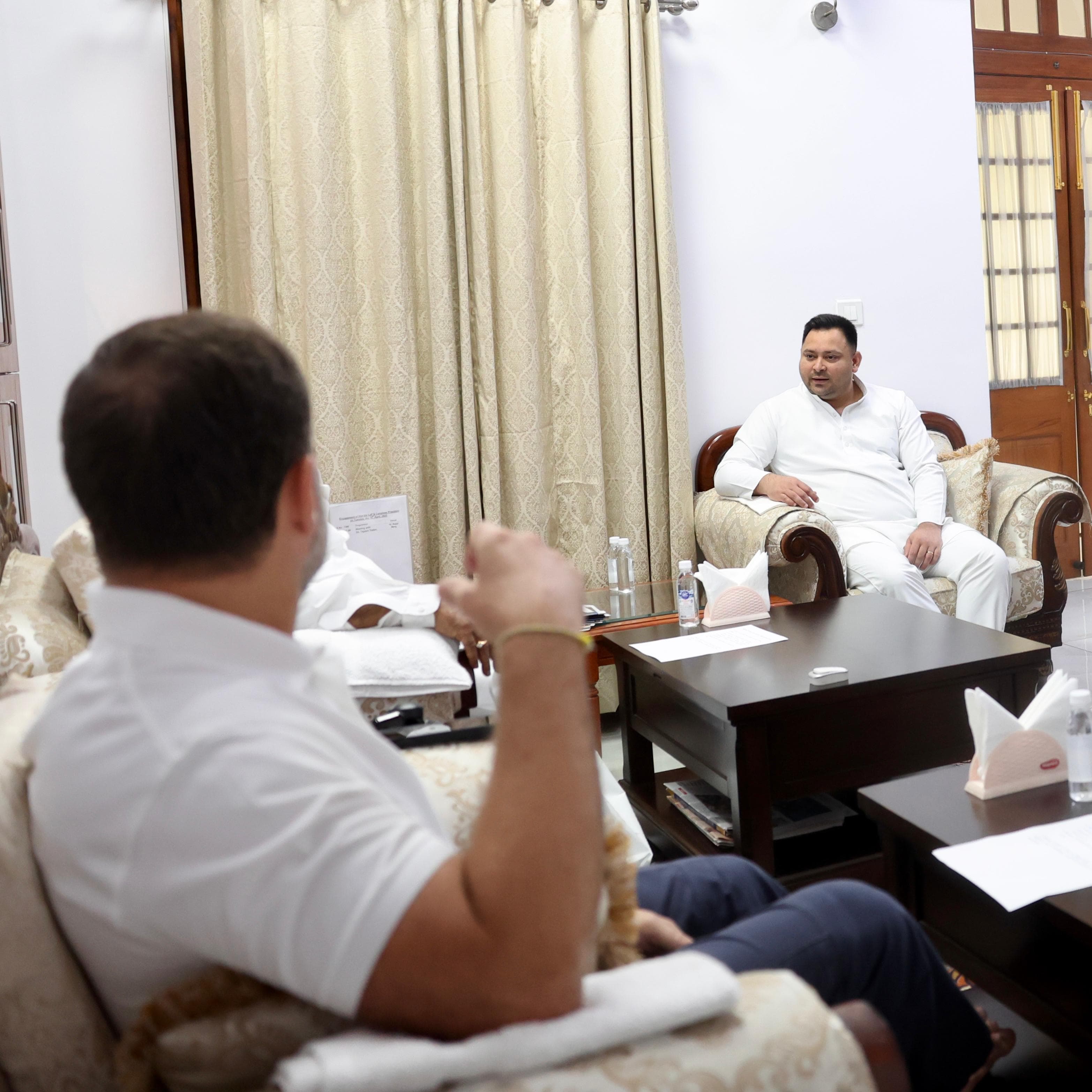 दिल्ली में शुरू हुई तेजस्वी और राहुल गांधी के साथ बैठक