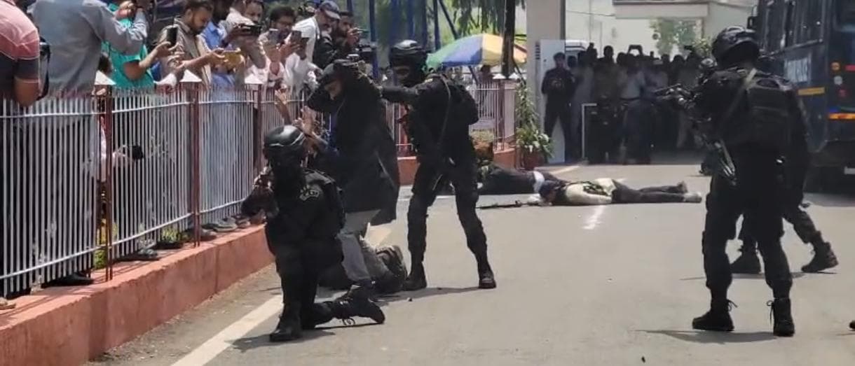 पटना हाई कोर्ट में आतंकी घटना से निपटने की तैयारी का मॉक ड्रिल, ATS ने वैज्ञानिकों से भरी बस आतंकी के चंगुल से छुड़ाया