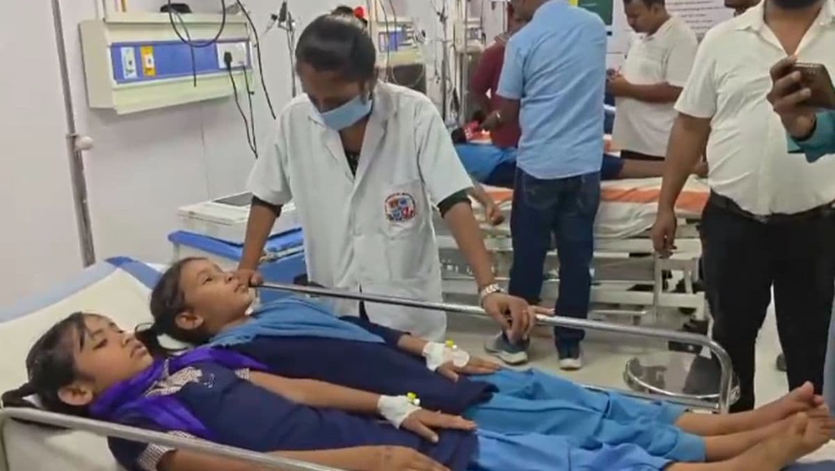 MDM खाने के बाद 15 बच्चों की बिगड़ी तबियत, बच्चों ने कहा दिया गया था खराब खाना