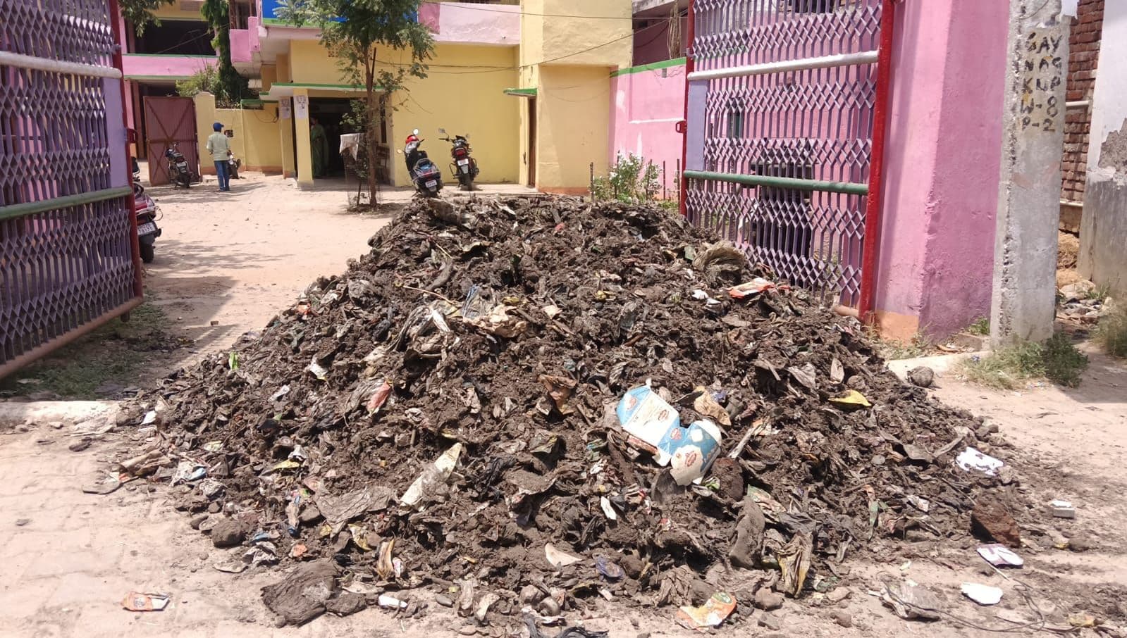 बकाया बिल भुगतान नहीं होने पर काम से किया मना तो नगर निगम ने घर के आगे रखवा दिया कूड़ा, संवेदक ने अधिकारियों पर लगाये गंभीर आरोप