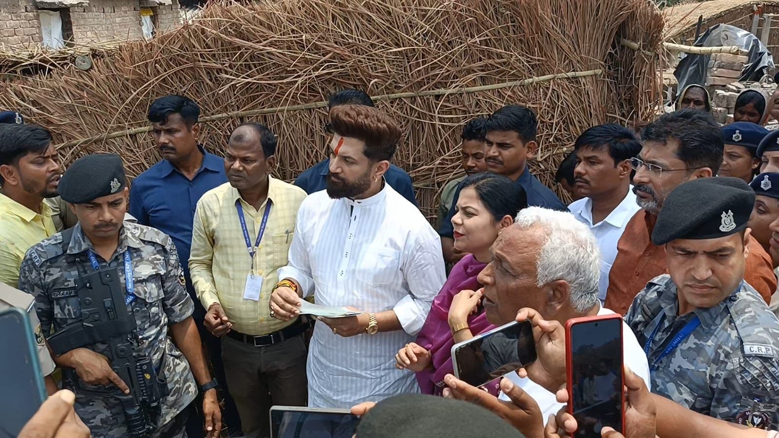 अपने संसदीय क्षेत्र में अग्नि प-पीड़ितों के बीच पहुंचे चिराग, की आर्थिक मदद, बिहार के नए मुख्यमंत्री पर भी जताया भरोसा