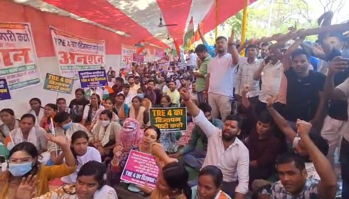 TRE-4 परीक्षा की मांग को लेकर अनशन पर बैठे अभ्यर्थी, छात्राओं के बेहोश होने पर कर दिया सड़क जाम