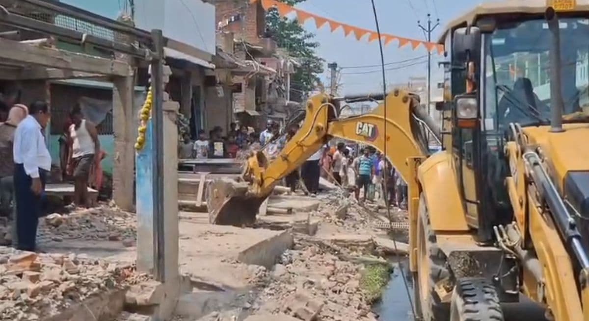 दरभंगा में अवैध अतिक्रमण पर की गई बुलडोजर कार्रवाई, अस्थायी के साथ ही पक्के निर्माण भी तोड़े गए