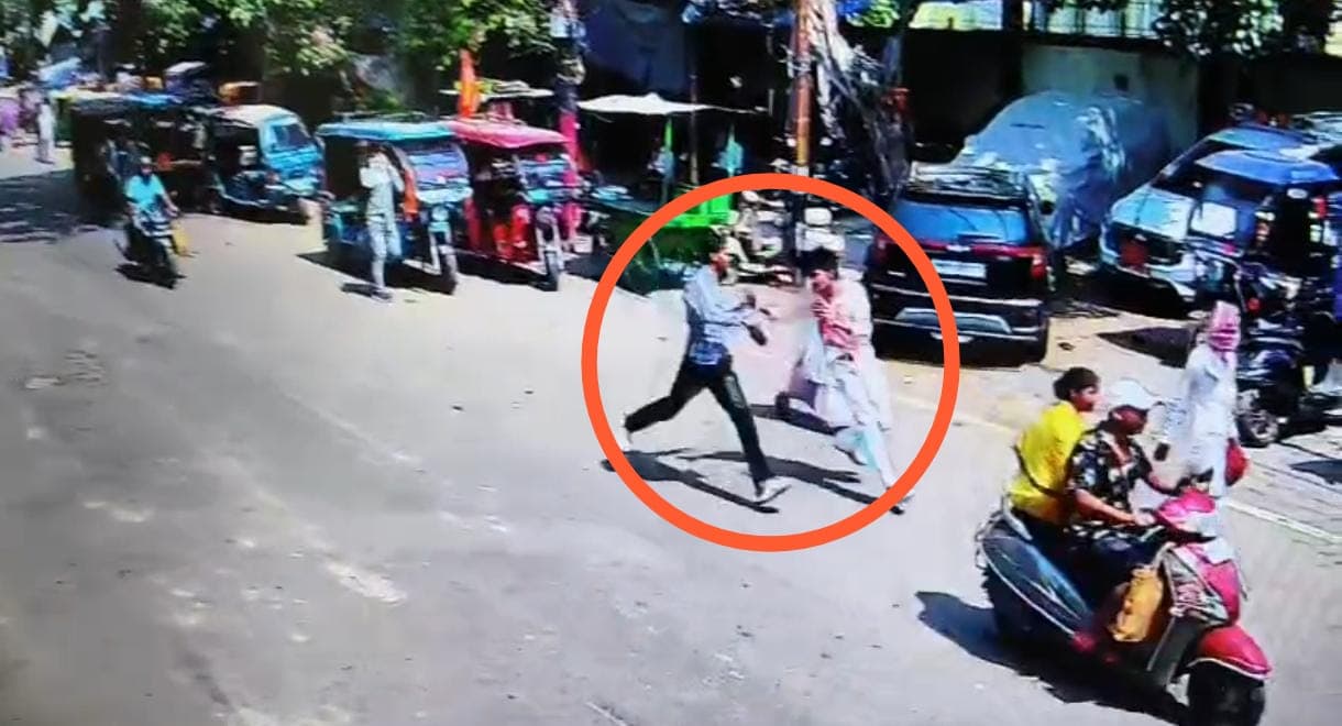 राजधानी पटना में खुलेआम भीड़भाड़ वाली सड़क पर चाकूबाजी, दौड़ा दौड़ा कर युवक को गोदा...