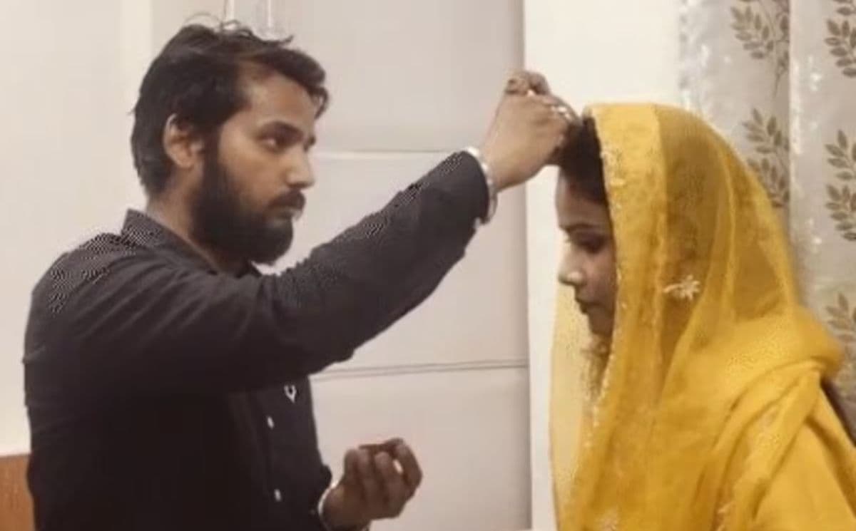 महिला आयोग के कार्यालय में लड़के ने भरी लड़की की मांग, पुलिस भी रही मौजूद, पढ़ें...