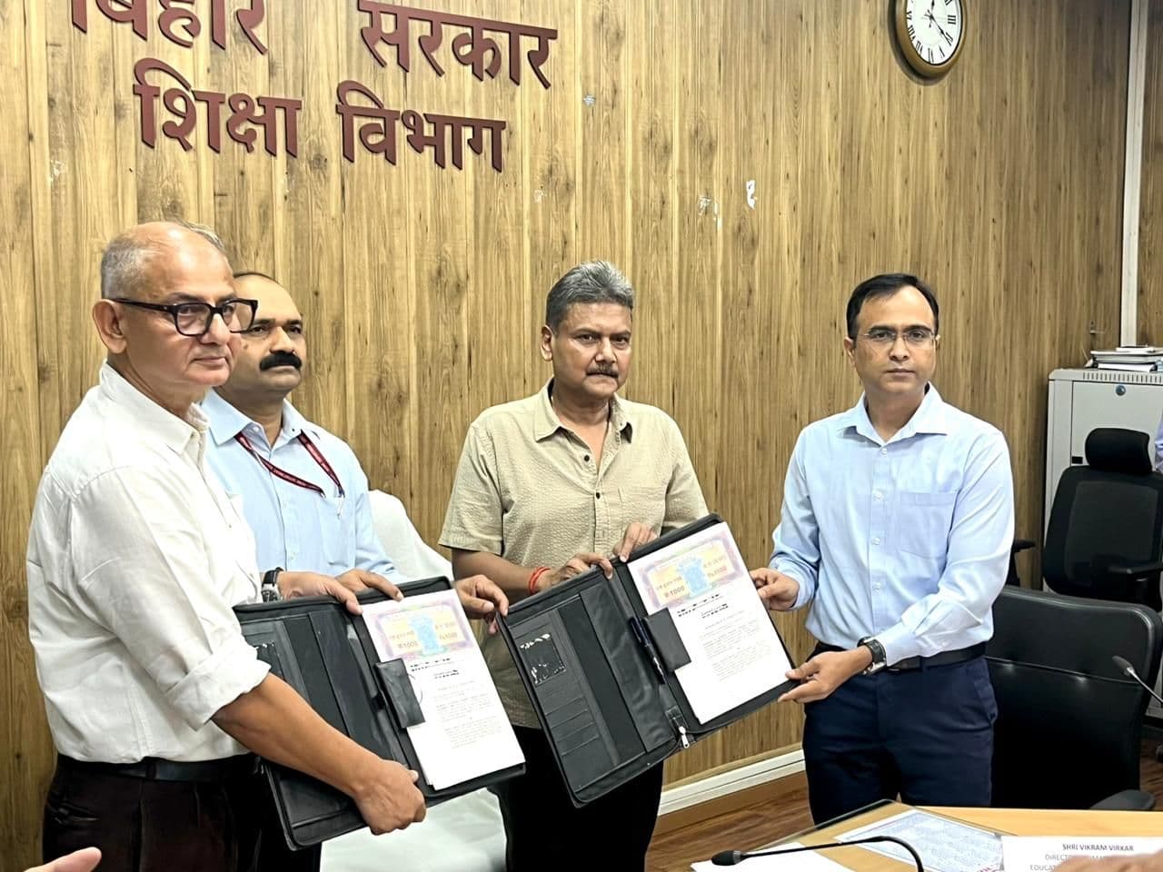 बिहार के बच्चों को मिलेगा क्रॉसवर्ड आधारित शिक्षा, मंत्री सुनील कुमार के समक्ष MOU साइन