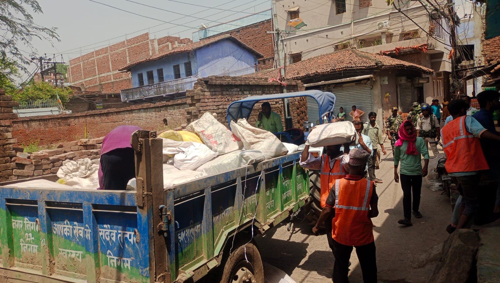 नालंदा में भारी मात्रा में अवैध सिंगल यूज प्लास्टिक जब्त, सड़क पर रखा दो जेनरेटर भी ले गई नगर निगम की टीम