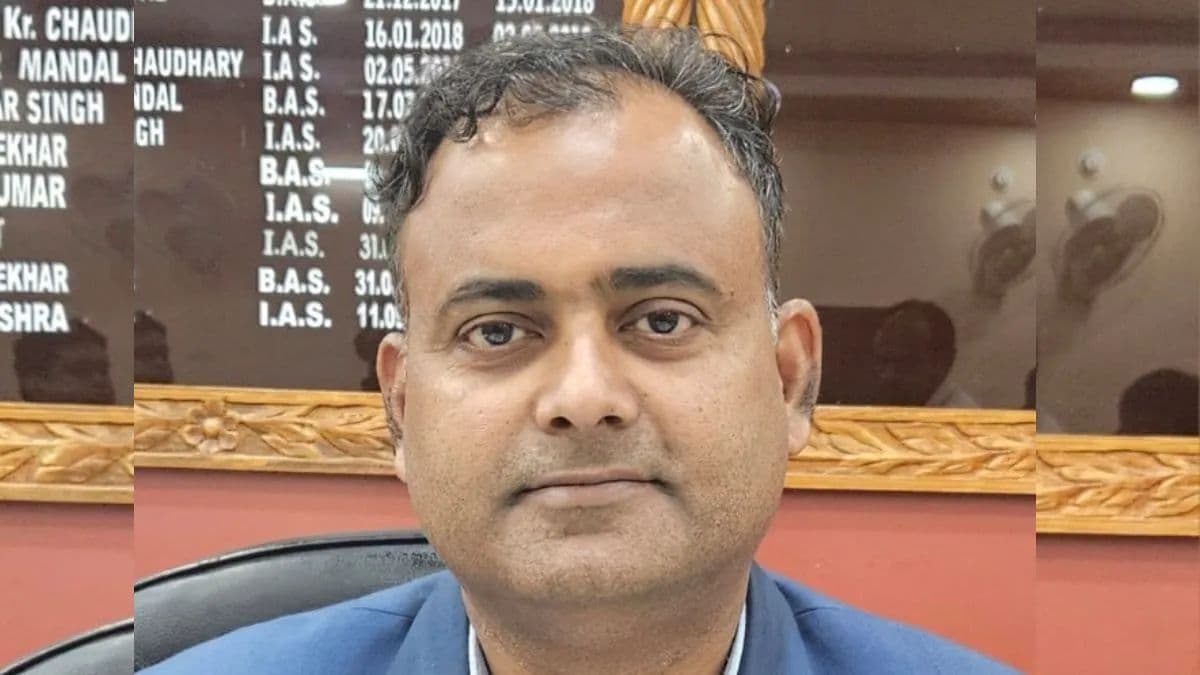 पद से हटाये गए लखीसराय के डीएम मिथिलेश मिश्र, सामान्य प्रशासन विभाग में देंगे योगदान