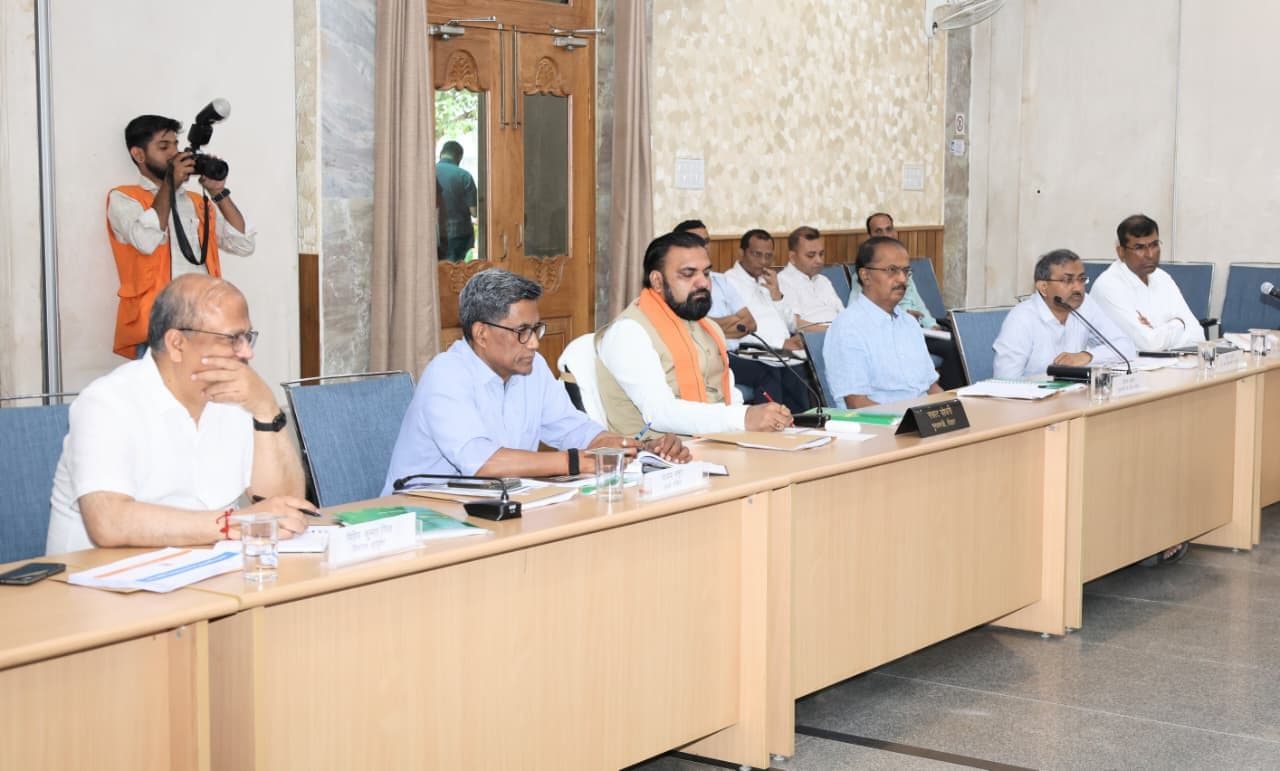 जल्द पूर्ण करें मेट्रो निर्माण कार्य, CM ने कहा 'गांवों में सोलर लाइट हो पूरी तरह से फंक्शनल'