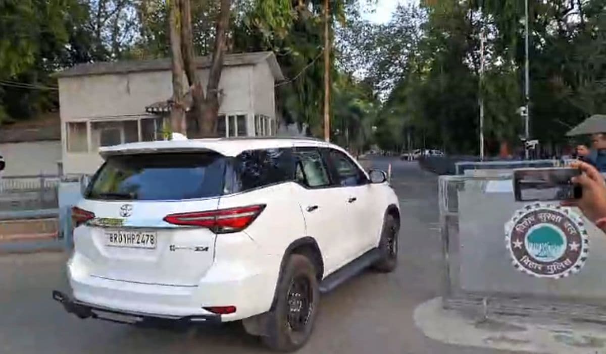 CM आवास में बढ़ी हलचल, मुलाकात करने पहुंचे दोनों उप मुख्यमंत्री, 15 को हो सकता है शपथग्रहण