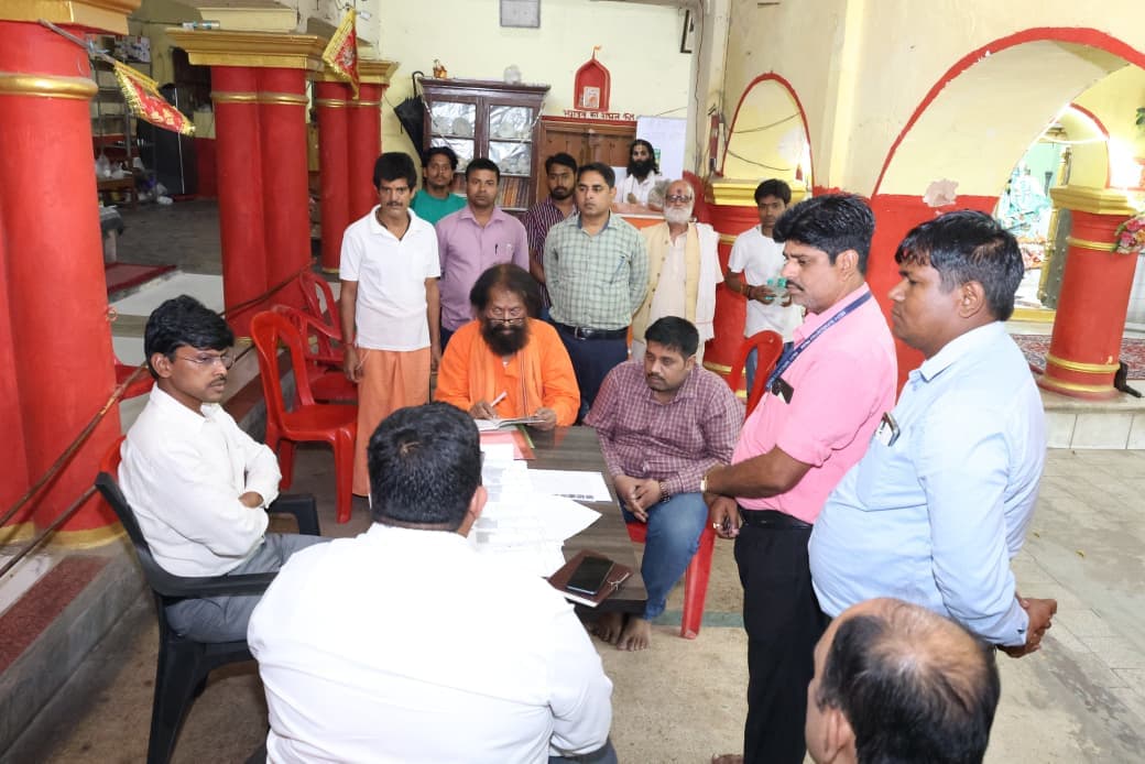 भीखमदास ठाकुरबाड़ी विवाद मामले में DM ने निरीक्षण कर मांगी संपत्ति और आय व्यय का ब्यौरा, लोगों ने कहा 'अब महंत पर कार्रवाई निश्चित'
