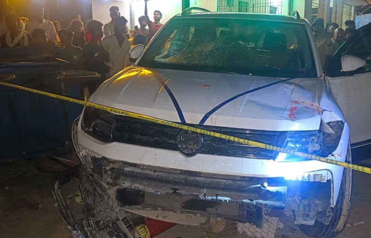 पुलिस से बच भागने के चक्कर में कार चालक ने कई लोगों को मारी टक्कर, तलाशी लेने पर भारी मात्रा में हथियार बरामद