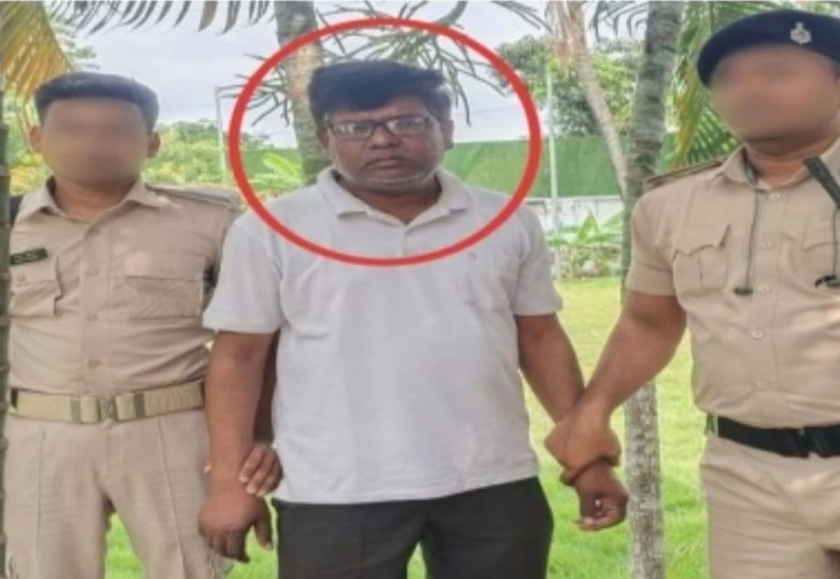 वेतन और पेंशन भुगतान के लिए क्लर्क ले रहा था 1 लाख रूपये रिश्वत, निगरानी विभाग की टीम ने दबोचा