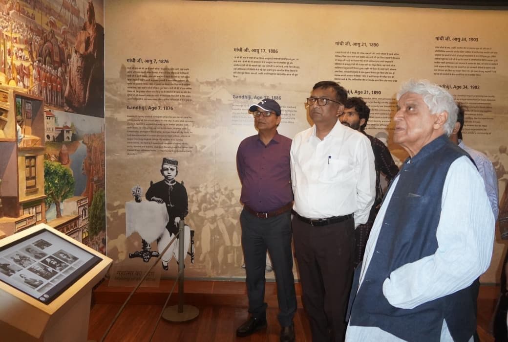 बापू टॉवर देख मंत्रमुग्ध हुए जावेद अख्तर, कहा 'पूरी दुनिया घूम लिया लेकिन नहीं देखा ऐसा'