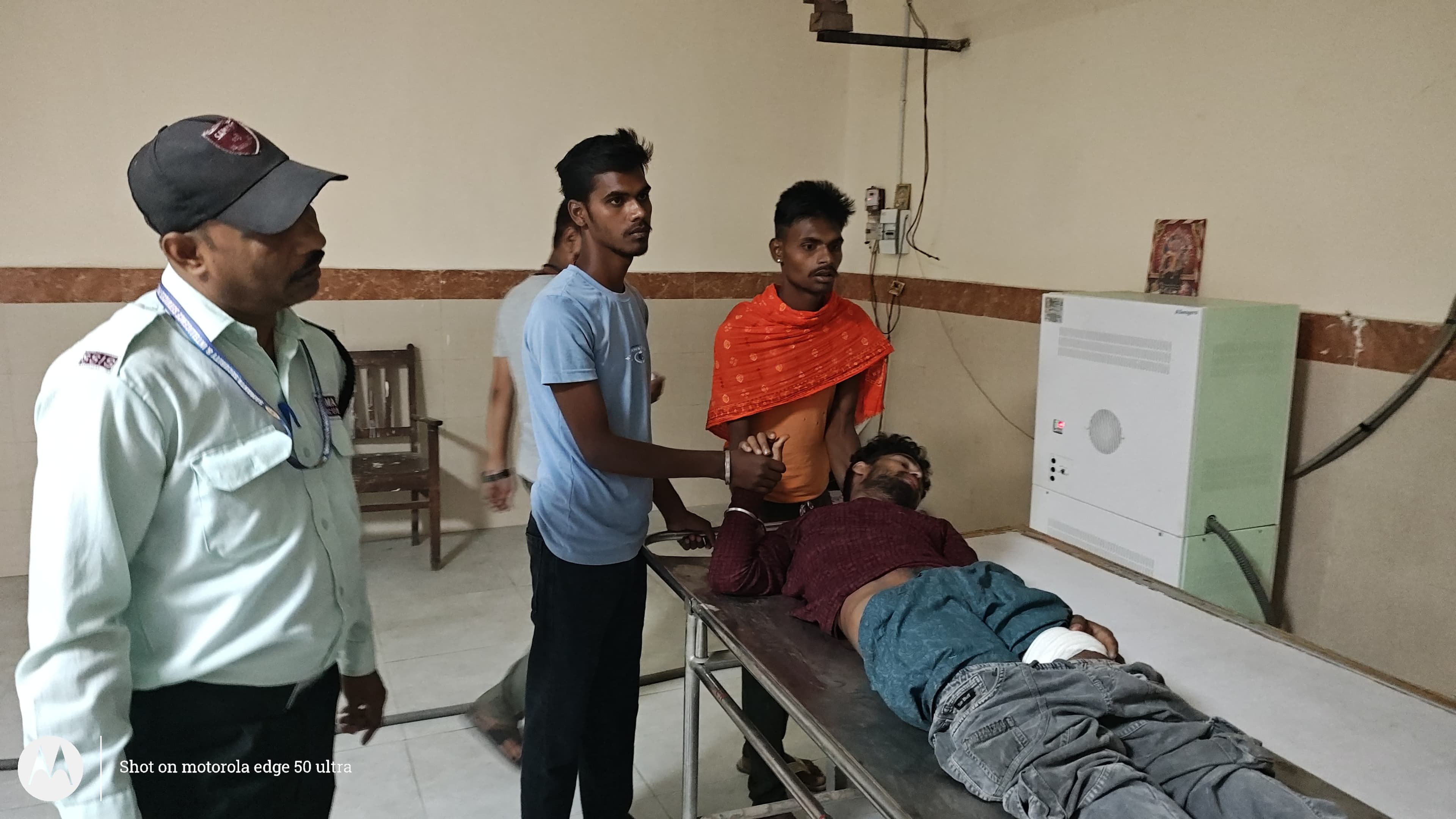 मोबाइल और रुपए नहीं देने पर अपराधियों ने मारी गोली, घायल हालत में युवक भागा, अस्पताल में चल रहा इलाज