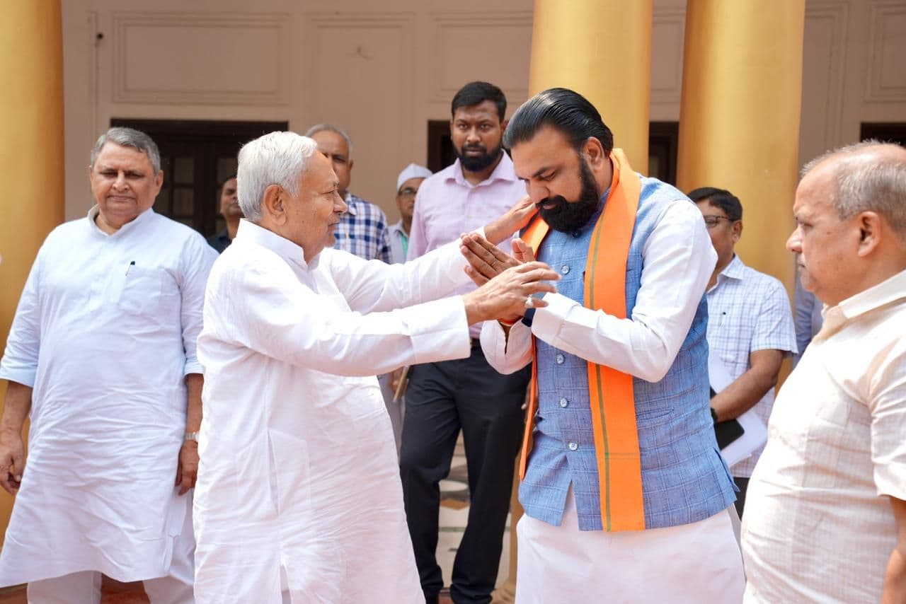 CM सम्राट से मिलने पहुंचे पूर्व मुख्यमंत्री नीतीश कुमार, सम्राट ने हाथ जोड़ किया स्वागत, करीब 20 मिनट हुई बातचीत