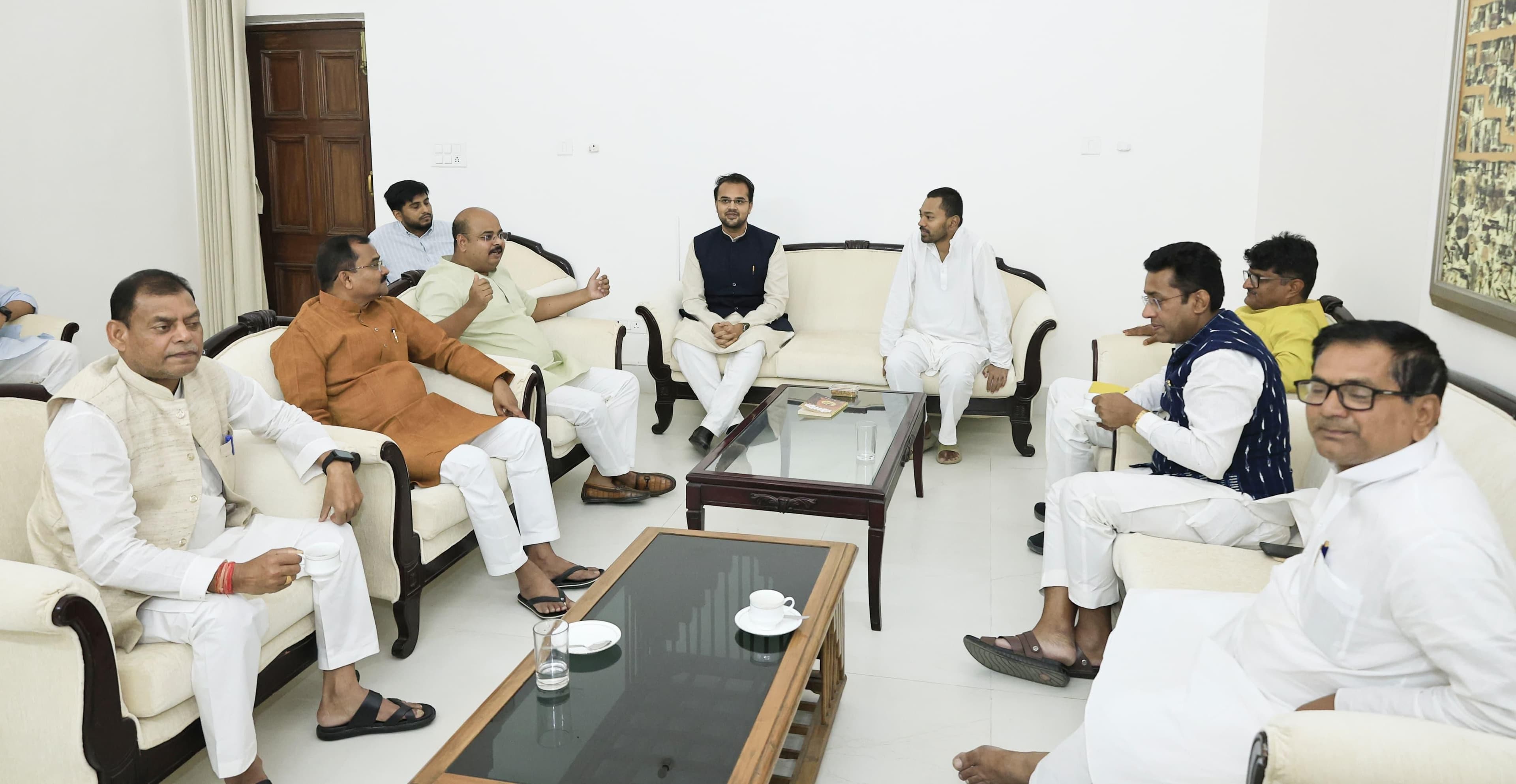 नीतीश के दिल्ली जाते ही निशांत ने बुला लिया विधायकों को, सीएम आवास में की बैठक