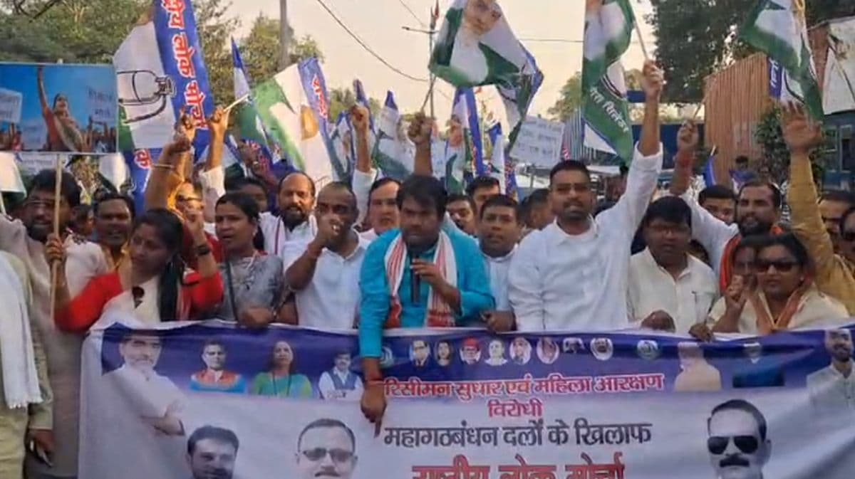 विपक्ष के विरोध में RLM के नेता और कार्यकर्ता उतरे सड़क पर, मंत्री दीपक प्रकाश ने कहा 'महिलाओं का किया अपमान'