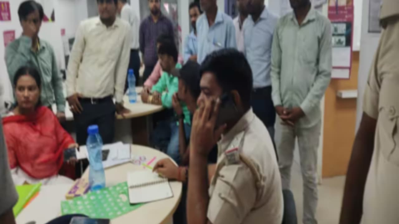 एक्सिस बैंक से एक करोड़ की लूट, हथियारबंद अपराधियों ने घटना को दिया अंजाम