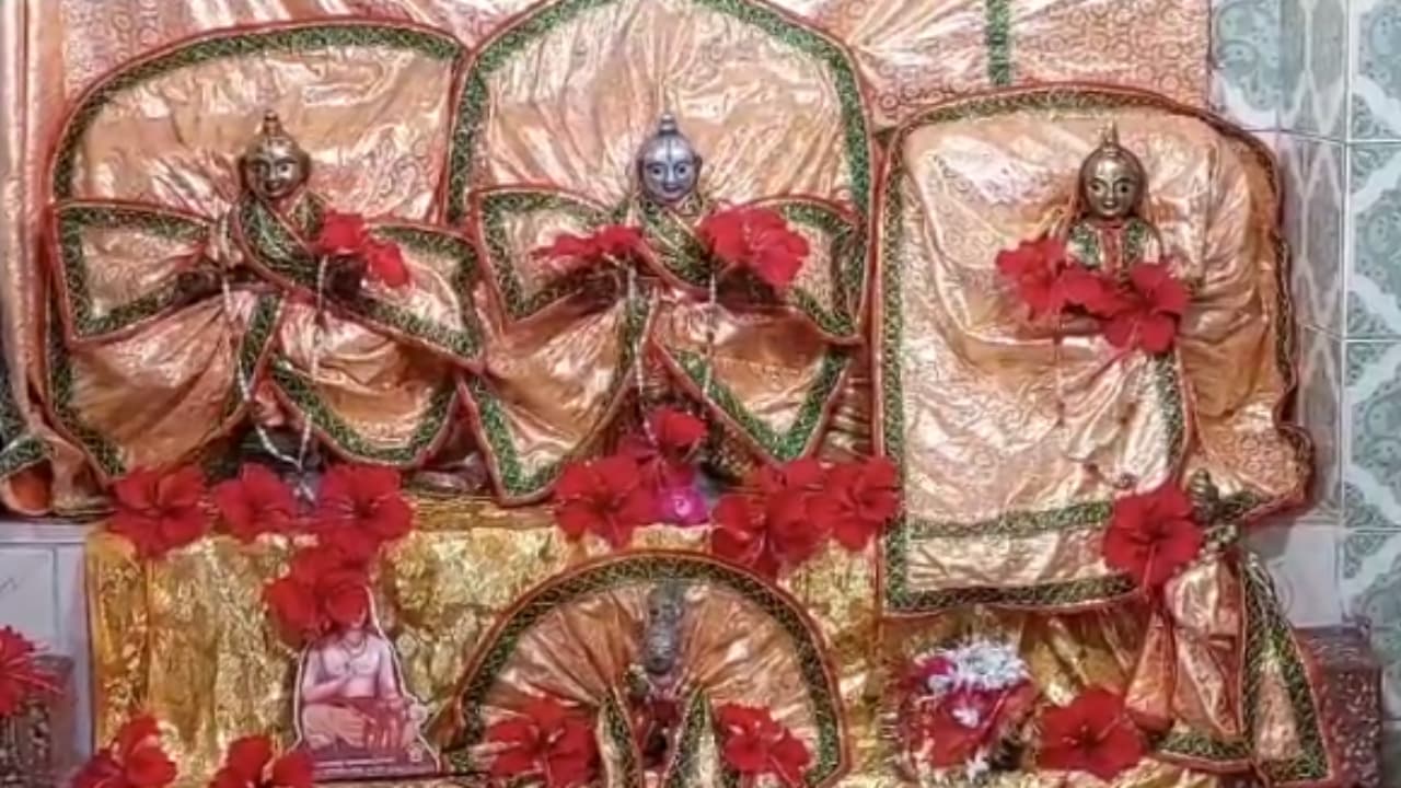 अब तो भगवान का भी डर नहीं रहा, चोर ने मुकुट-सोने की चेन समेत 2 लाख के जेवरात उड़ाए