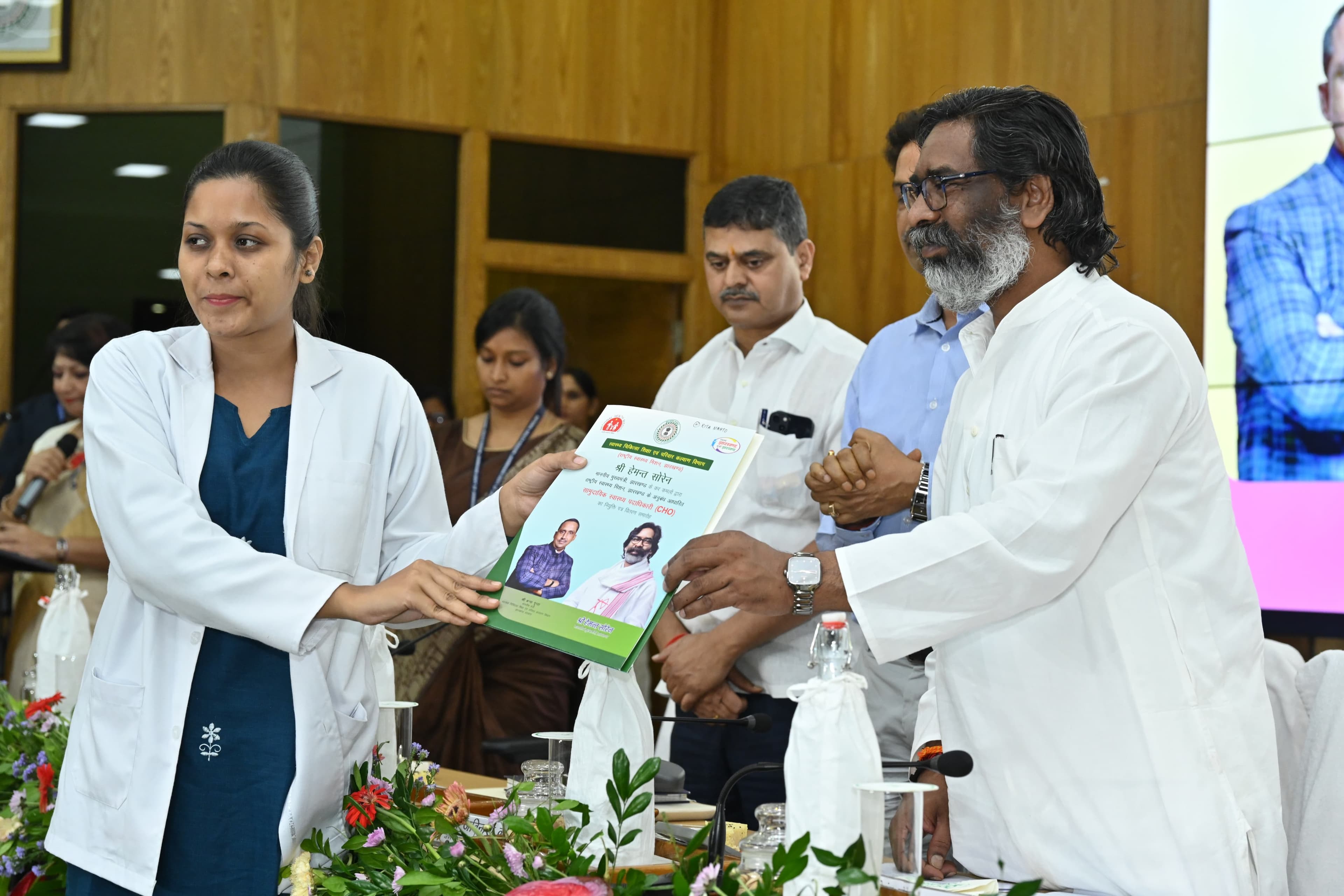 अनुबंध के आधार पर झारखंड में नौकरी,मुख्यमंत्री हेमंत सोरेन 365 सामुदायिक स्वास्थ्य पदाधिकारियों (CHO) को नियुक्ति पत्र सौंपा।