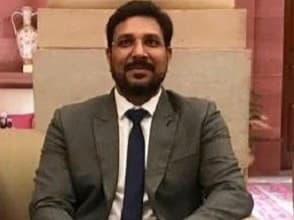 IAS संजीव हंस की बढ़ेगी मुश्किलें, FIR कराने वाली महिला पहुंची ED कार्यालय