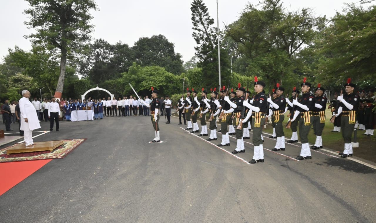 CM नीतीश ने अपने सरकारी आवास में फहराया तिरंगा..