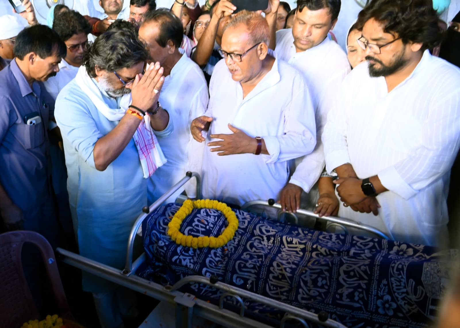 झारखंड सरकार के मंत्री इरफ़ान अंसारी की माता जी का निधन, मुख्यमंत्री हेमन्त सोरेन पहुंचे मंत्री इरफ़ान अंसारी के घर और जताया शोक....