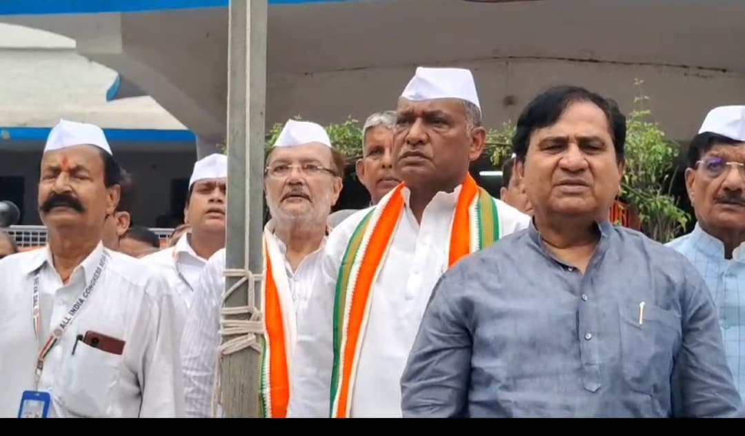 कांग्रेस प्रदेश अध्यक्ष अखिलेश सिंह ने फहराया झंडा