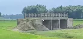 अजब -गजब :ना नदी ना नाला और ना ही सड़क, पर बीच खेत में बन गया पुल..