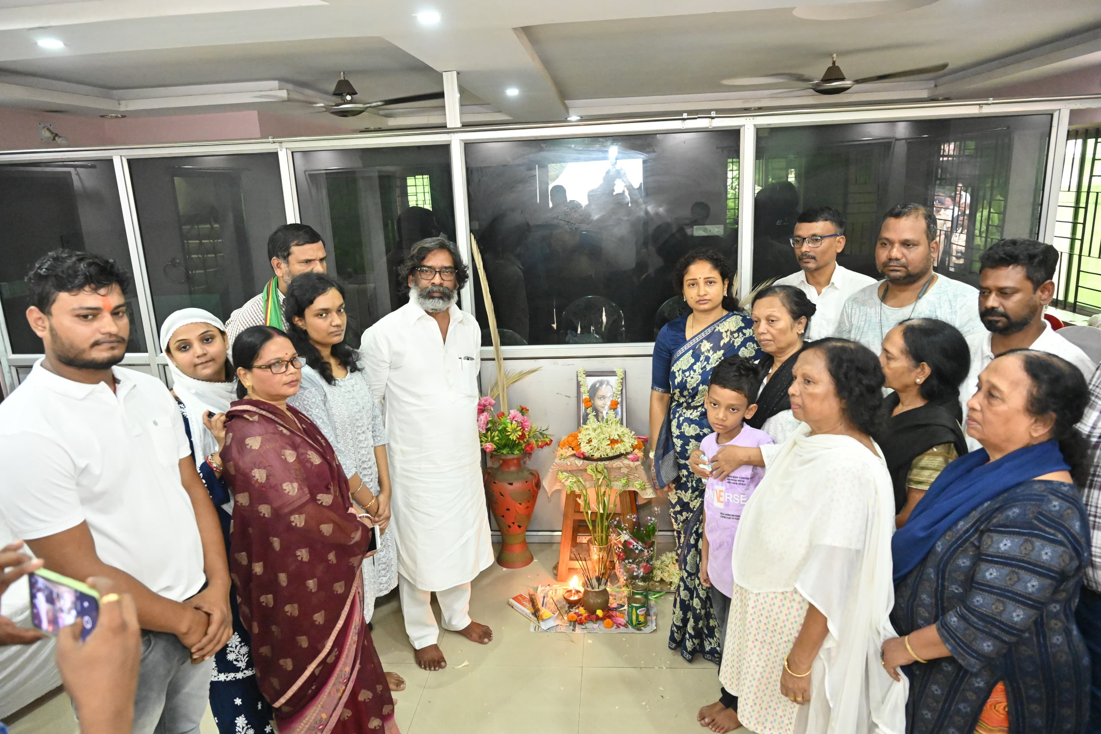 मुख्यमंत्री हेमन्त सोरेन पहुंचे जमशेदपुर, पूर्व सांसद की दिवंगत पुत्री को दी भावभीनी श्रद्धांजलि।