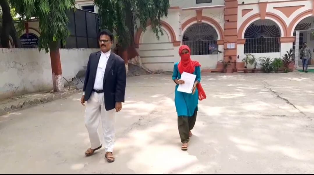 मुजफ्फरपुर में पति ने किया घिनौना काम.. न्याय के लिए भटक रही है पत्नी ..