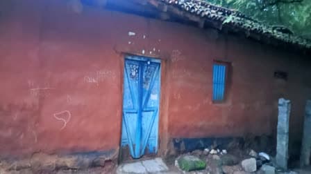 झारखण्ड के खूँटी पुलिस ने पीएलएफआई के कुख्यात नक्सली मार्टिन केरकेट्टा के घर और ससुराल में छापेमारी की ...