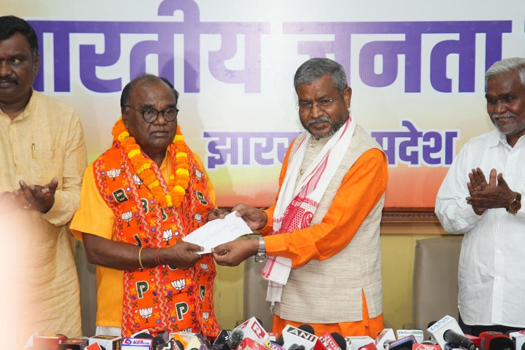 झामुमो में आंदोलनकारियों को मिला अपमान ,दलाल, बिचौलिए हो रहे मालामाल, गुरुजी ने हमेशा गलत का विरोध करना सिखाया.... लॉबिन हेंब्रम