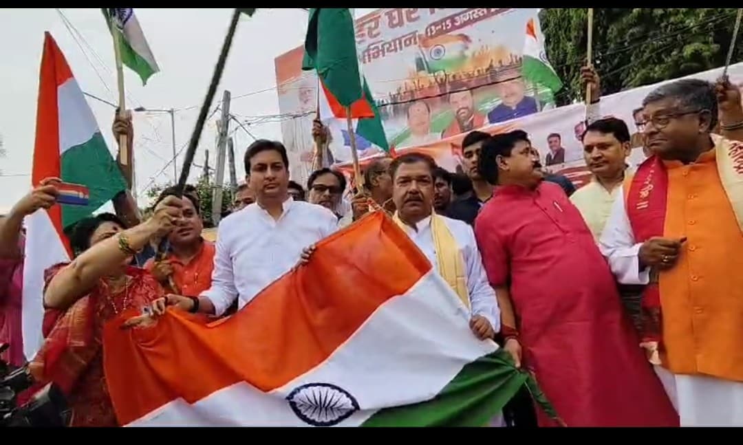 बीजेपी ने निकाला तिरंगा यात्रा
