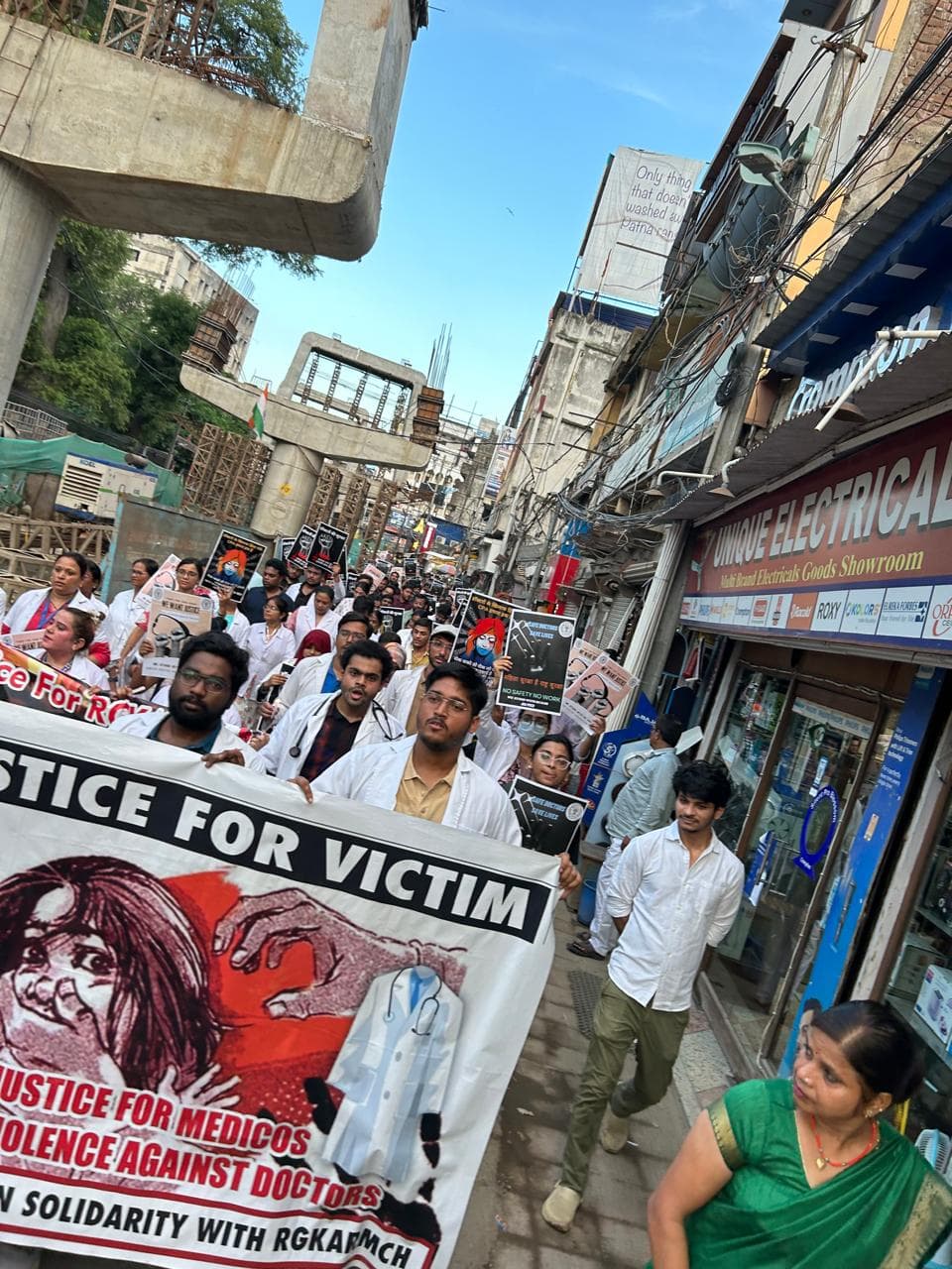 पटना में सैकड़ो डॉक्टर ने कैंडल जलाकर किया विरोध प्रदर्शन